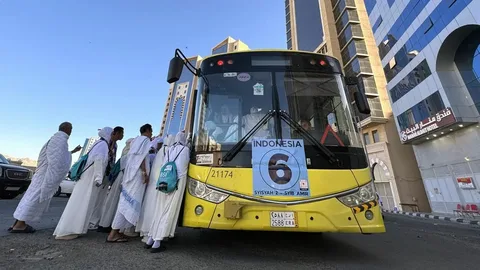 Pilgrims group travel in Makkah